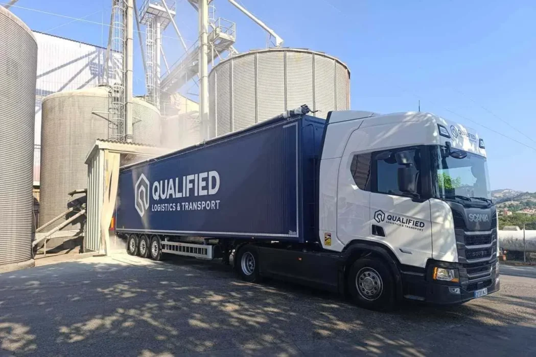 Unloading-a-moving-floor-truck